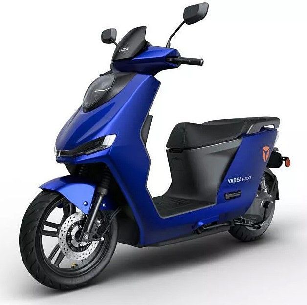 Elektroroller Yadea Fierider, 100 km/h, Farbe Blau, schräge Ansicht