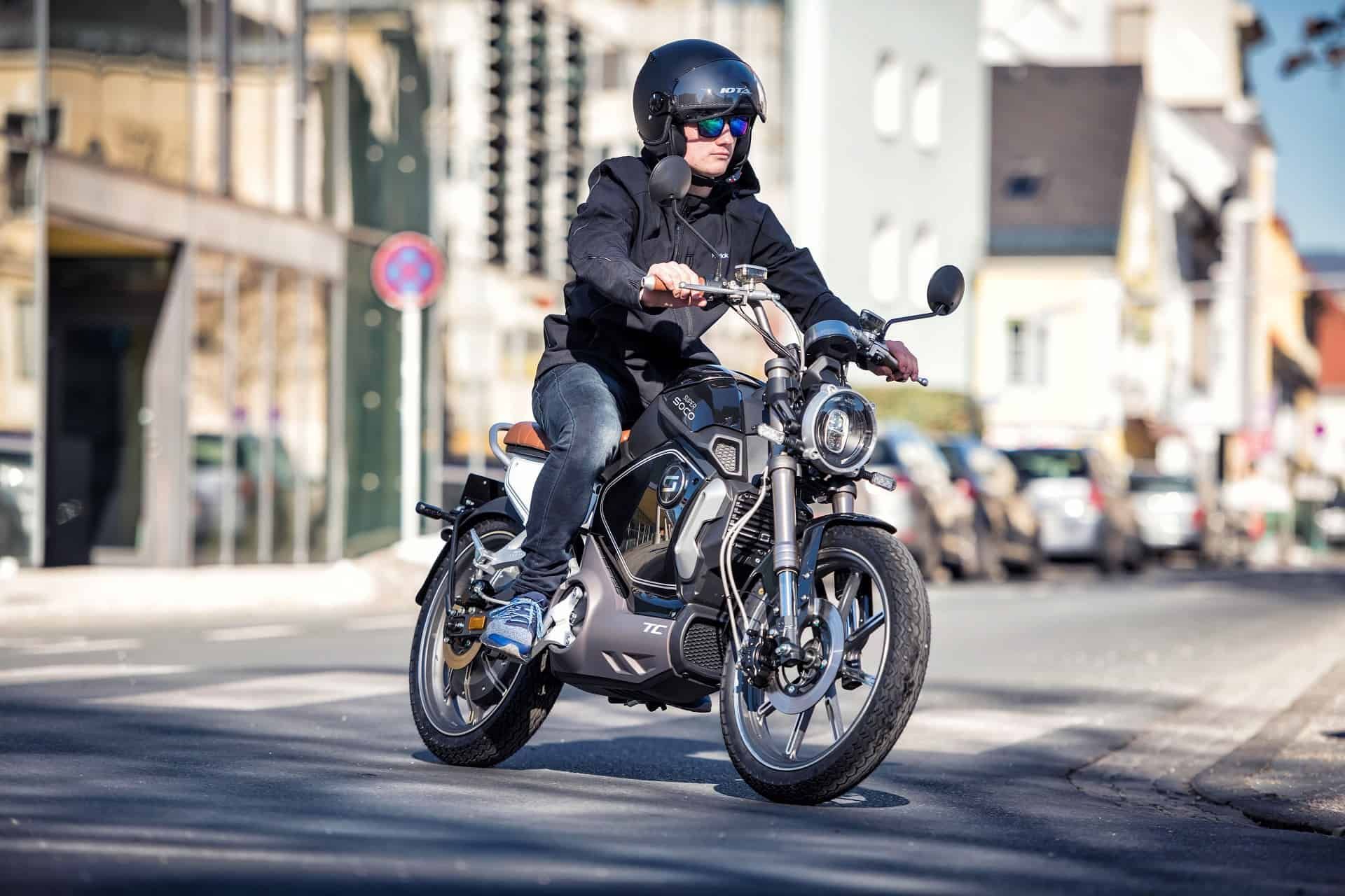 Elektromotorrad Super Soco TC in schwarz Mann auf einem Elektromotorrad Super Soco TC