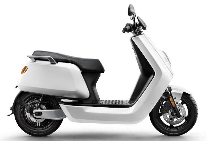 Elektroroller von NIU Elektroroller NIU N-Serie in weis seitlich stehend