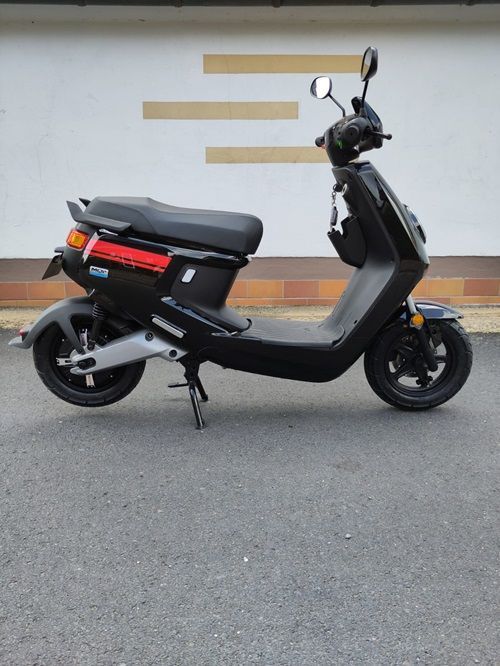 Niu MQi schwarz rot Elektrorollerl