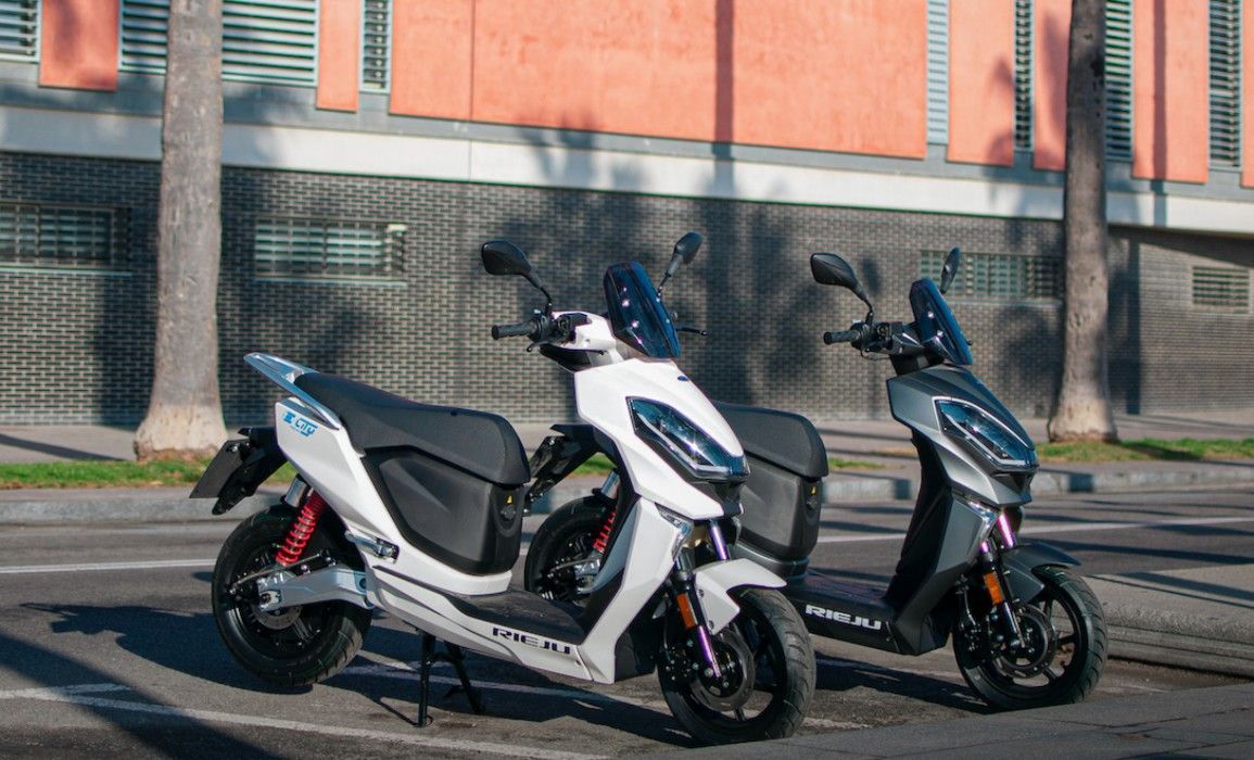Elektroroller Rieju e-City1 Zwei Elektroroller Rieju e-City1 in weiß und schwarz