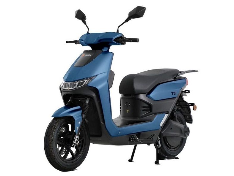 Yadea T9L Elektroroller Yadea T9L in blau auf dem Hauptständer