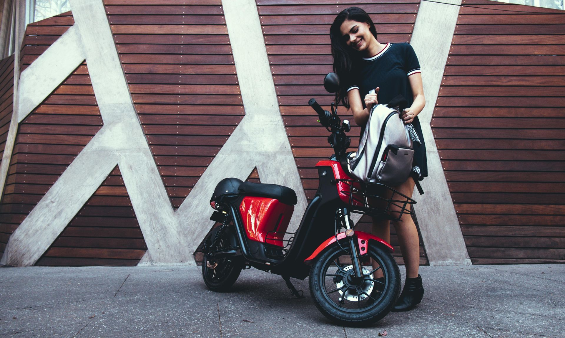 Elektroroller NIU UQi rot Elektroroller NIU UQi in rot vor einer Fassade