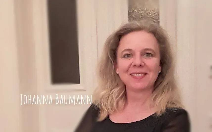 Johanna Baumann LaLoba Prozessbegleitende Massage Frau lachend in schwarzem Kleid