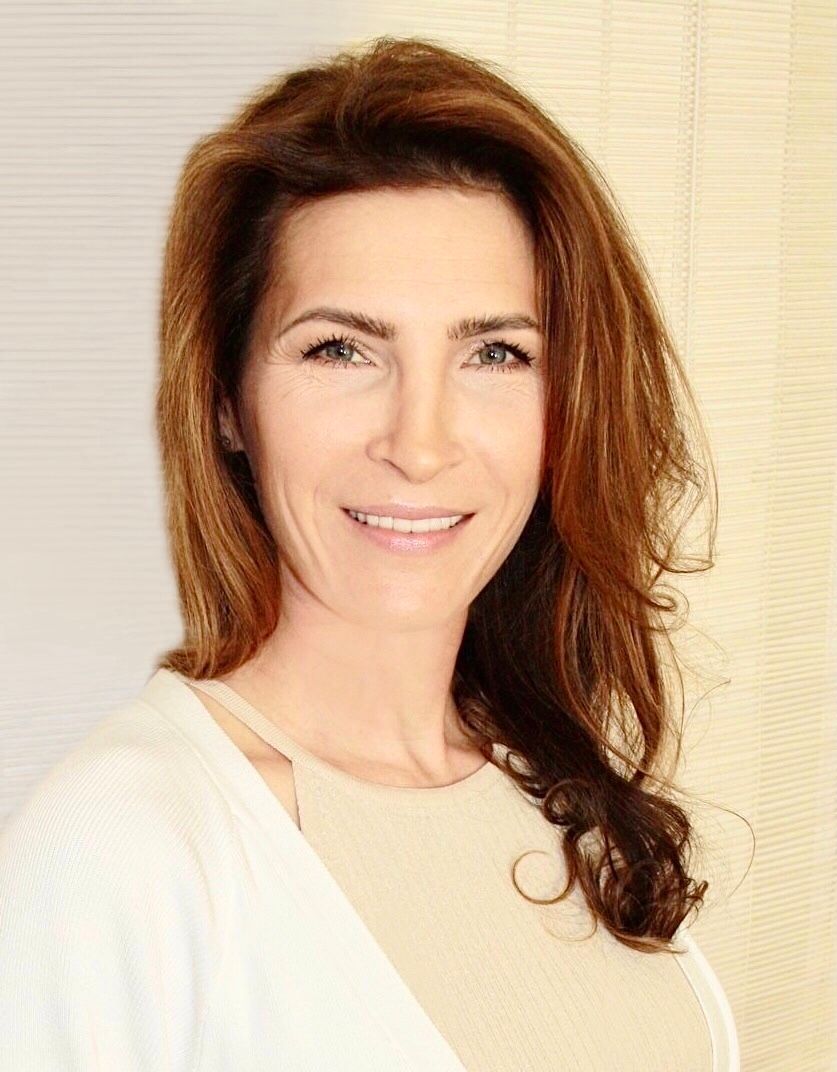 Johanna Baumann LaLoba Prozessbegleitende Massage Frau lachend in schwarzem Kleid