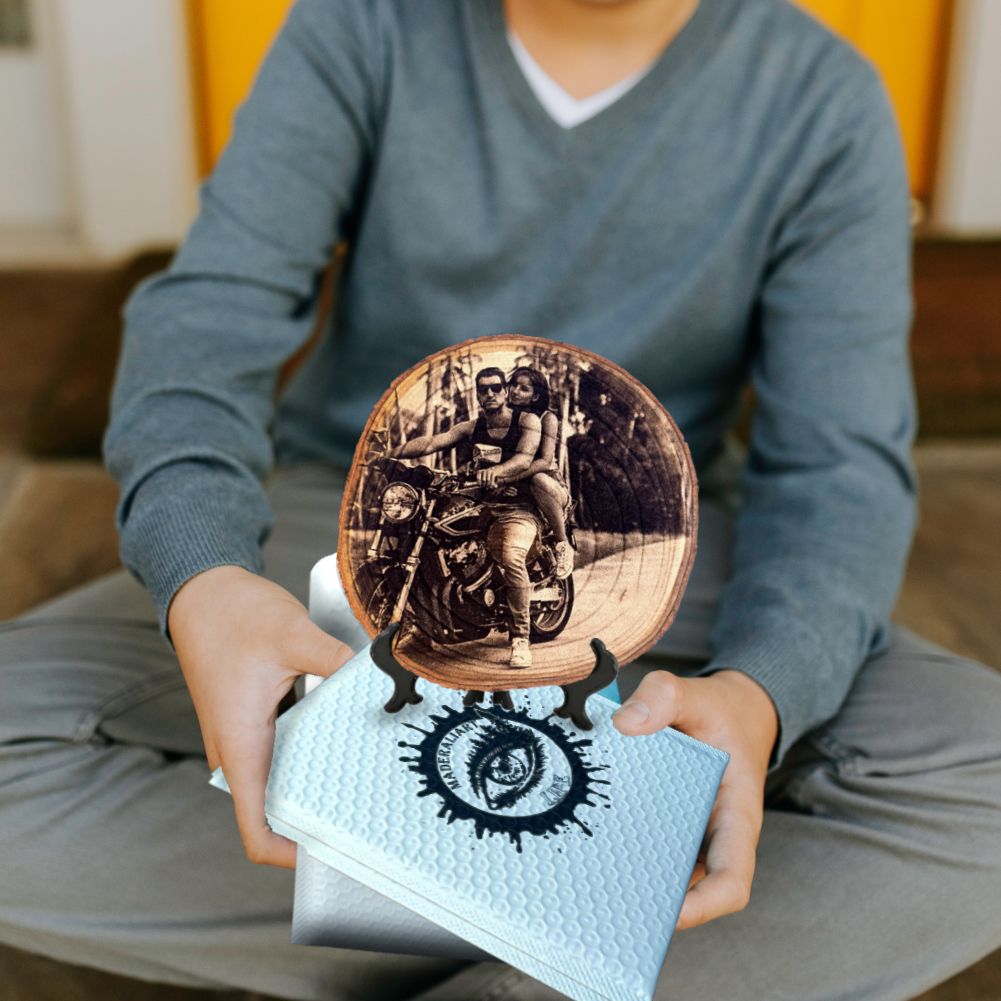 Rodaja de madera personalizada con la fotografía de una pareja de enamorados en una moto.