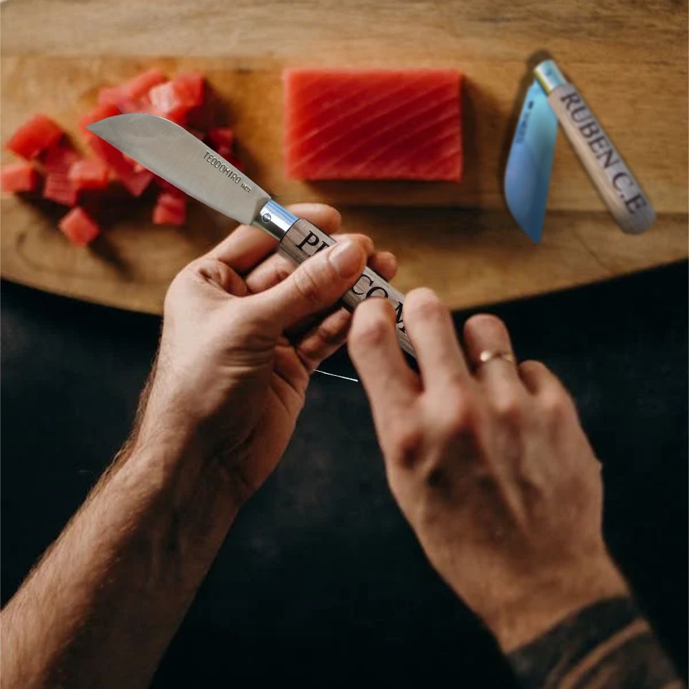 Navaja personalizada con el nombre "Carlos" grabado en el mango, sostenida por dos manos.