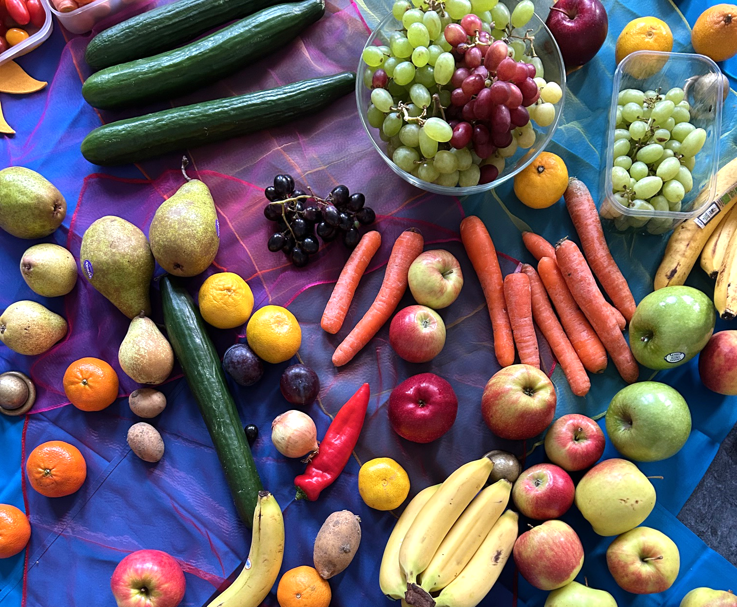 Obst und Gemüse auf einer Decke