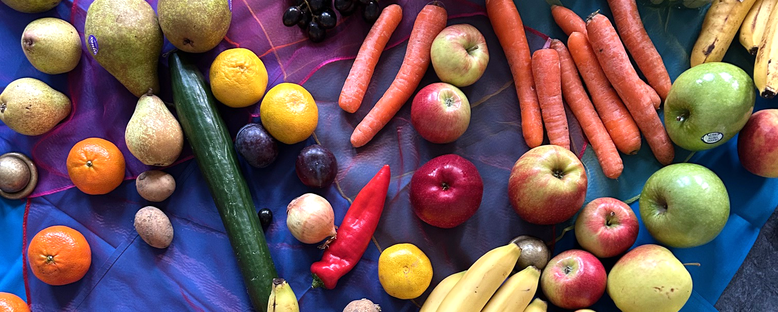 Obst und Gemüse auf einer Decke