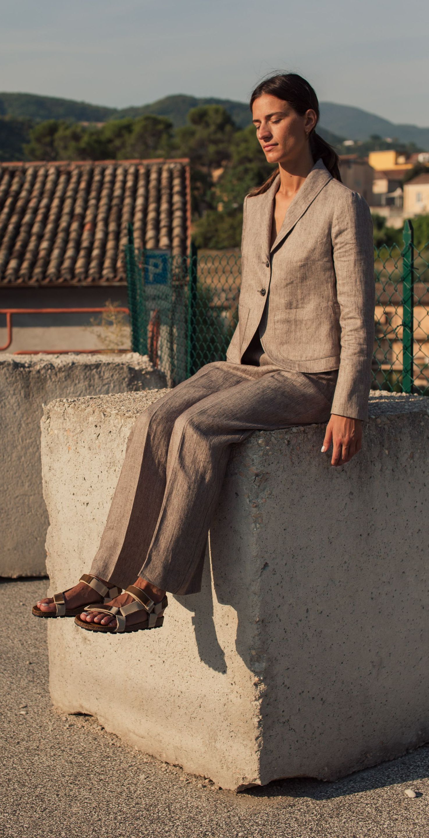 the suitcase in linen ramiè flower blazer suit