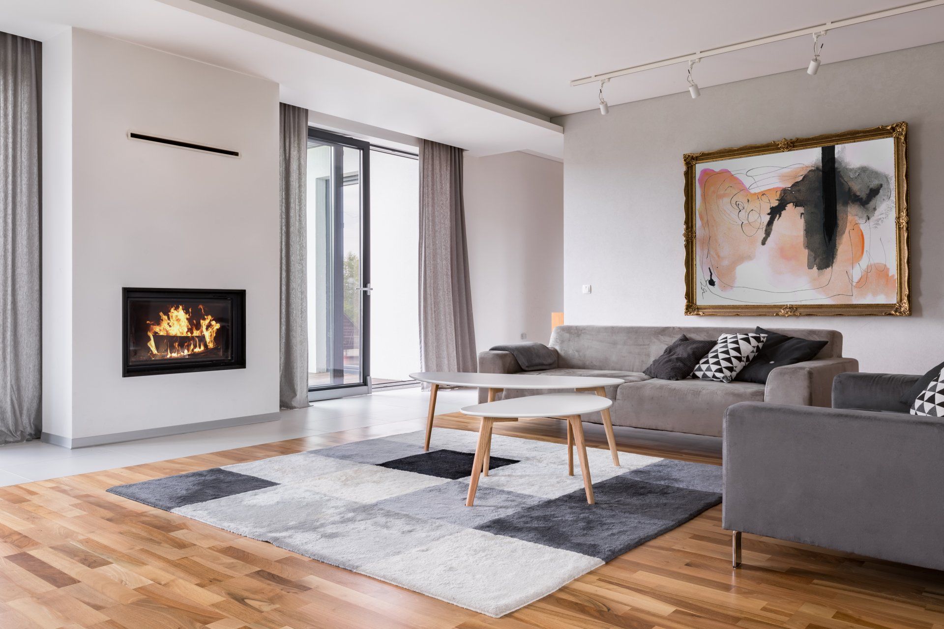 Der Moderne Stil ist geprägt von klaren und eleganten Linien. Es werden Matrielien wie Leder, Beton, Holz, Chrom gekonnt mit den Farben Grau, Schwarz und Weiß kombiniert. Kleine farbige Akzente runden den Stil ab.