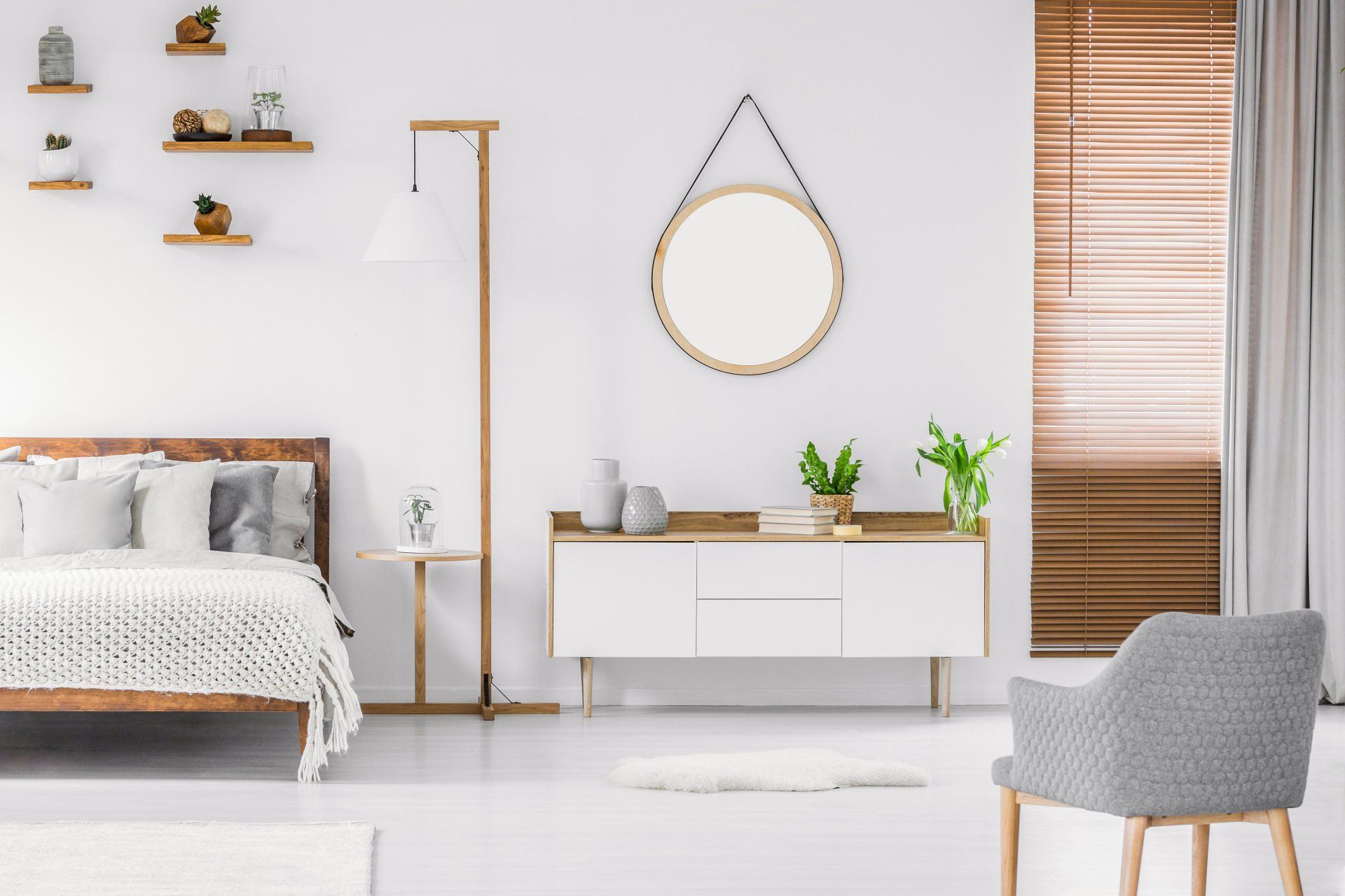 Durch sanfte Farben und natürliche Matrielien setzt sich dieser Stil zusammen. Er spiegelt in allen Weisen die Natur mittels organischer Formen und den Materialien Holz, Fell und Wolle wieder. Kurz gesagt ist das skandinavische Wohnen einfach, gemütlich, individuell und nachhaltig.