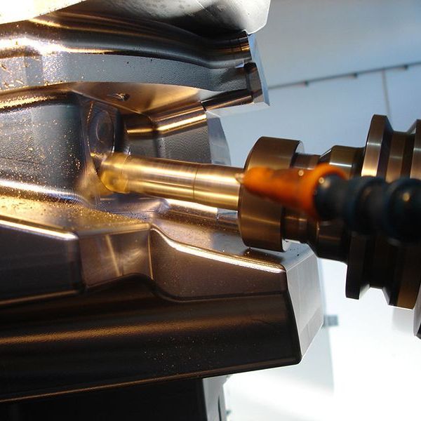 BORMAT - Herstellung von Formaufbauten für Spritz - und Druckgusswerkzeuge sowie Lohnbearbeitung im Bereich CNC-Fräsen, CNC-Drehen, Tieflochbohren und Schleifen