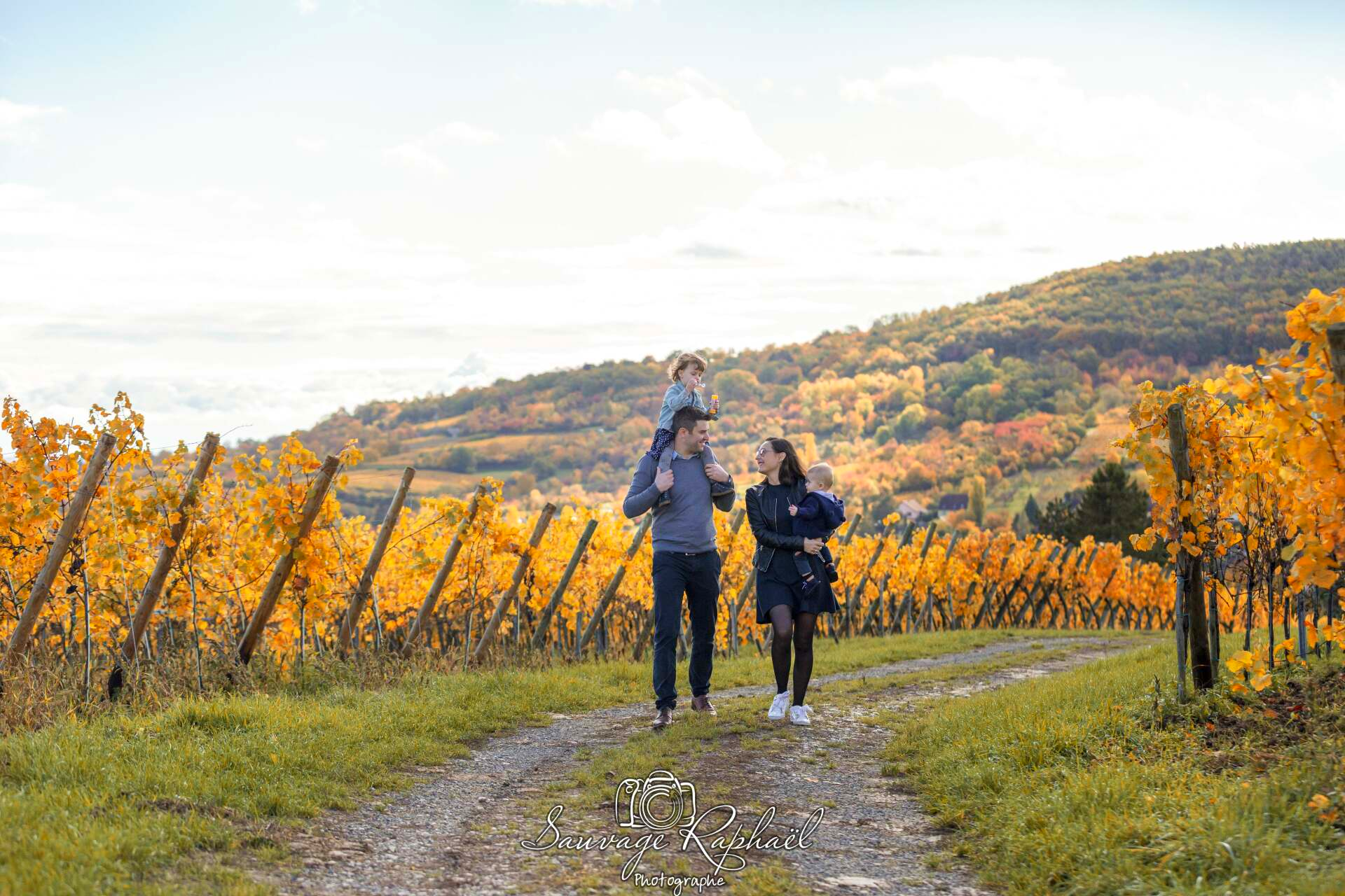 Portrait de Famille photo,famille,sauvage,raphael,couple,mariage,naissance,bapteme, Vignes, famille,photographe famille,bon cadeau,carte cadeau,photographe strasbourg