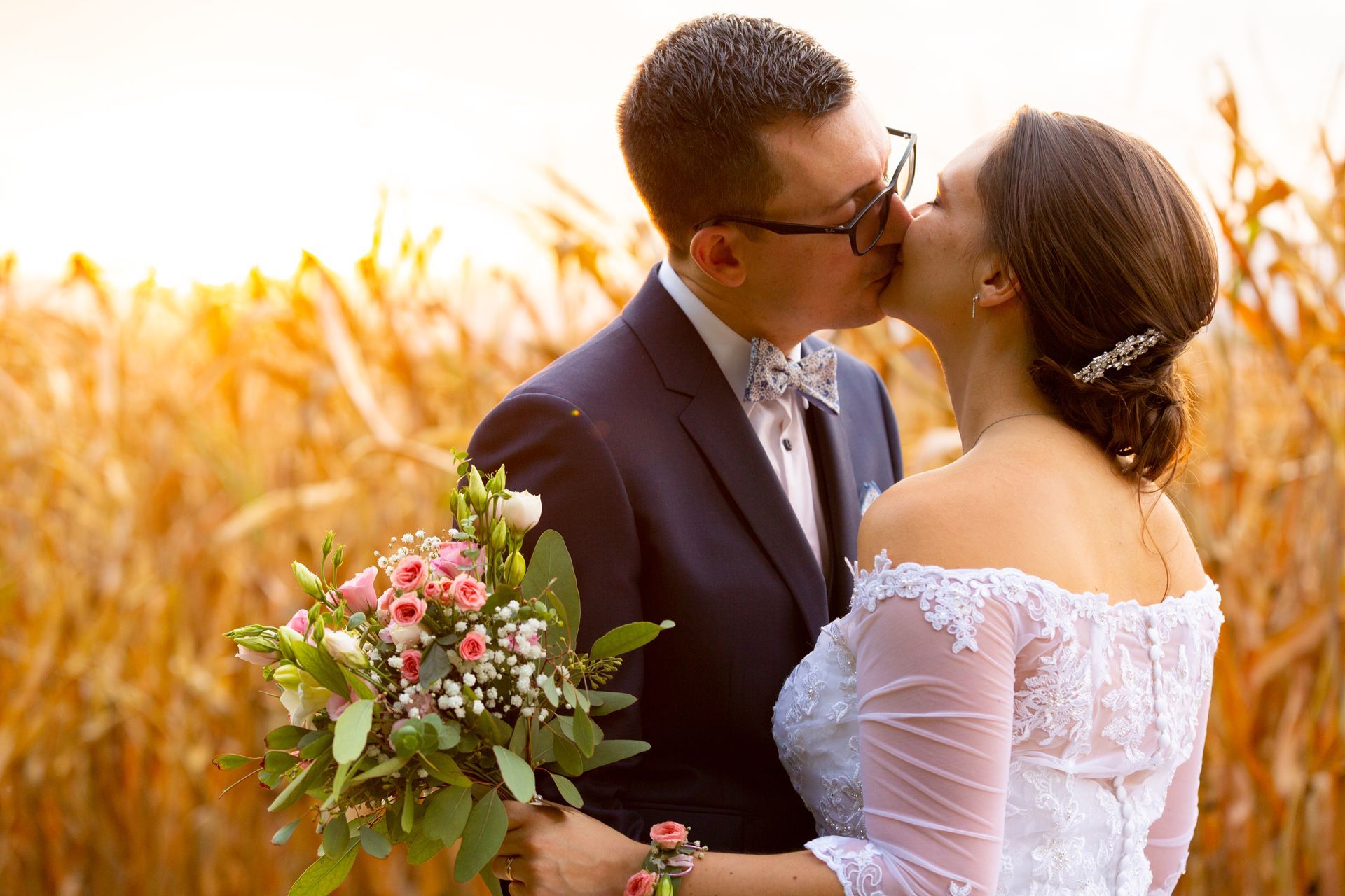 Mariage d' Alexandra et Alexandre à Zellwiller Photographe de mariage Strasbourg - Alsace - Photo de couple dans les champs de mais - Thème champêtre - Sauvage Raphael