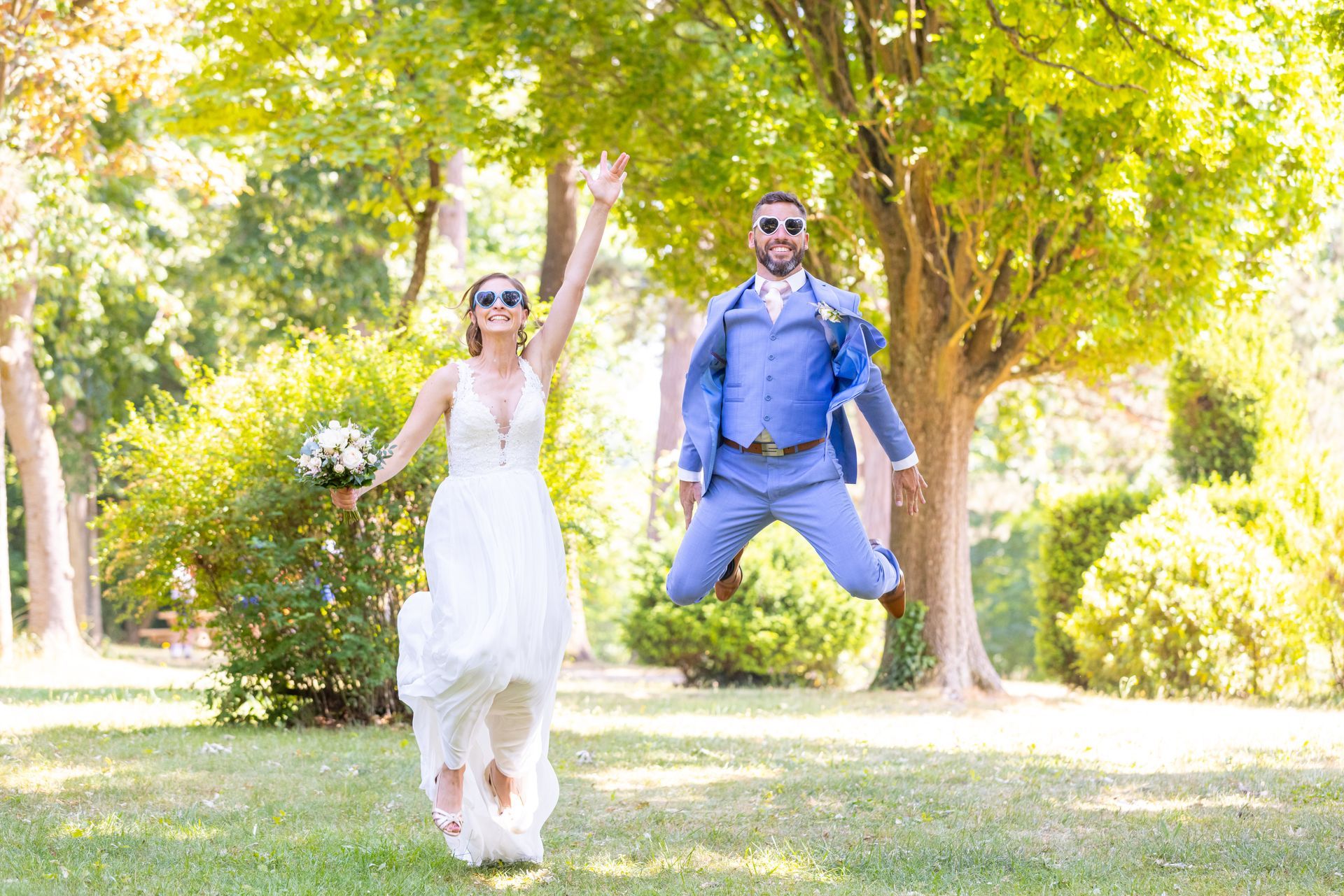 Mariage de Valène et Thomas Obernai - Bergbieten Photo de mariage en alsace - Strasbourg montrant un couple entrain de sauter le jour de leur mariage. C'est une photo dynamique champêtre , Photo de mariage en alsace, photo en foret,Photographe de mariage, Strasbourg, Obernai, Photographe professionnel, Reportage photo, Photographie de mariage, Photographe d'événements, Photographe de portraits, Photographe de couples, Photographe de famille, Photographie artistique, Photographie de style de vie, Équipe de photographes, Séance photo en extérieur, Séance photo en intérieur, Album de mariage, Photographie de cérémonie, Photographe de célébration, Photographie créative, Photographie professionnelle, Photographe de qualité, Images de haute qualité, Photographie numérique, Photographe de mariage professionnel, Photographie de mariage créative, Séance photo personnalisée, Photographe de mariage expérimenté, Service de photographie de mariage, Photographe de mariage professionnel et passionné, Prise de vue en extérieur, Prise de vue en intérieur, Pose de couple, Photographie de mariage élégante, Photographie de mariage romantique, Photographie de mariage intime, Photographie de mariage moderne, Photographie de mariage traditionnelle, Photographie de mariage rustique, Photographie de mariage bohème, Photographie de mariage vintage, Photographie de mariage chic, Photographie de mariage naturelle, Photographie de mariage glamour, Photographie de mariage artistique, Photographie de mariage haute couture, Photographie de mariage sophistiquée, Photographie de mariage authentique, Photographie de mariage pleine d'émotion, Photographie de mariage dynamique., Sauvage Raphael