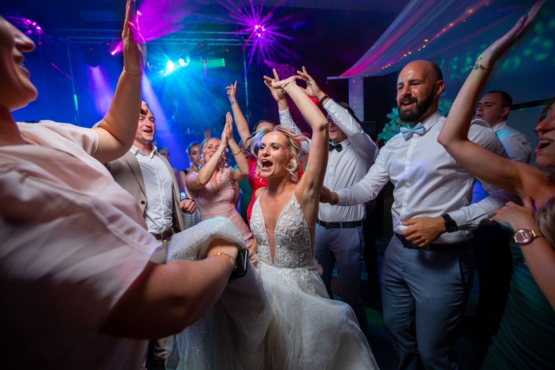 Mariage de Marie et Nicolas à Gries Photo de soirée mariage, danse avec les amis autour d'une musique endiablé. Photo de mariage en alsace, photo en foret,Photographe de mariage, Strasbourg, Obernai, Photographe professionnel, Reportage photo, Photographie de mariage, Photographe d'événements, Photographe de portraits, Photographe de couples, Photographe de famille, Photographie artistique, Photographie de style de vie, Équipe de photographes, Séance photo en extérieur, Séance photo en intérieur, Album de mariage, Photographie de cérémonie, Photographe de célébration, Photographie créative, Photographie professionnelle, Photographe de qualité, Images de haute qualité, Photographie numérique, Photographe de mariage professionnel, Photographie de mariage créative, Séance photo personnalisée, Photographe de mariage expérimenté, Service de photographie de mariage, Photographe de mariage professionnel et passionné, Prise de vue en extérieur, Prise de vue en intérieur, Pose de couple, Photographie de mariage élégante, Photographie de mariage romantique, Photographie de mariage intime, Photographie de mariage moderne, Photographie de mariage traditionnelle, Photographie de mariage rustique, Photographie de mariage bohème, Photographie de mariage vintage, Photographie de mariage chic, Photographie de mariage naturelle, Photographie de mariage glamour, Photographie de mariage artistique, Photographie de mariage haute couture, Photographie de mariage sophistiquée, Photographie de mariage authentique, Photographie de mariage pleine d'émotion, Photographie de mariage dynamique., Sauvage Raphael