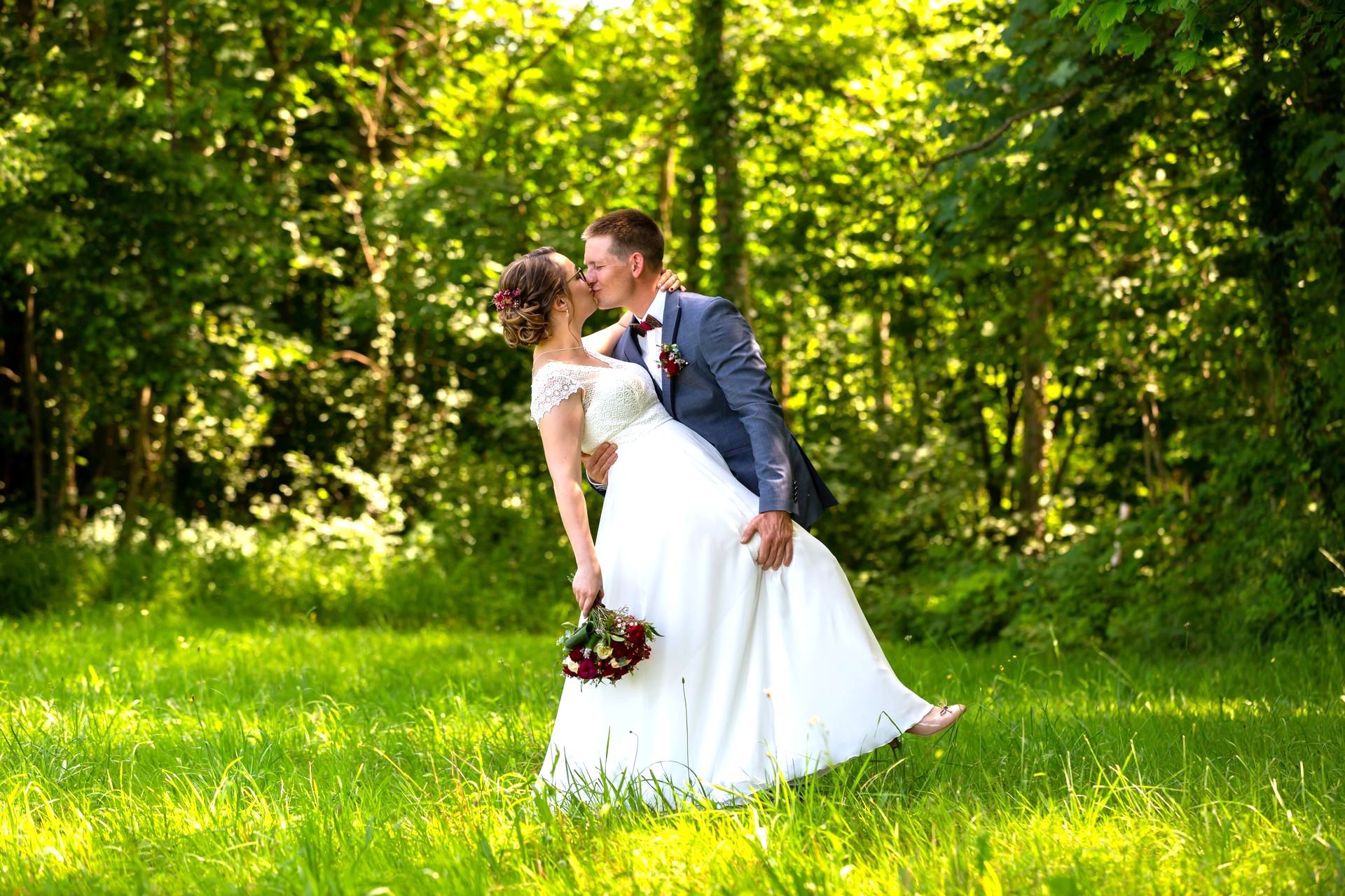 Photographe de mariage alsace - Photographe de mariage Gries - Photo de couple dans la foret - Sauvage Raphael