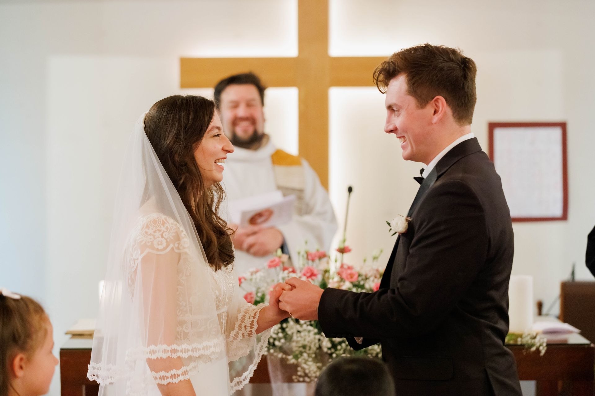 Mariage de Mélody et Beau à Strasbourg Couple devant l'autel d'une église entrain de se remettre à chacun une alliance. Cette photo a été prise par un photographe en alsace appellé Sauvage Raphael.
On peut apercevoir au fond de la photo un croix représentant l'église ou il se marie. Juste à coté de cette croix on voir le pasteur qui souris. Les mariés sont en plein éclat de rire.