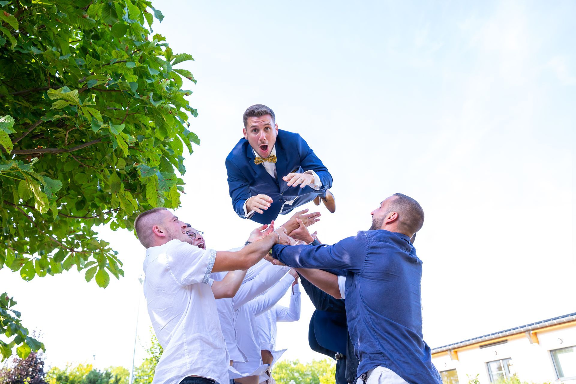 Mariage champêtre en alsace, Sauvage Raphael, marié envoyé dans les airs, saut du marié, mariage en alsace avec sauvage raphael photographe de mariage strasbourg