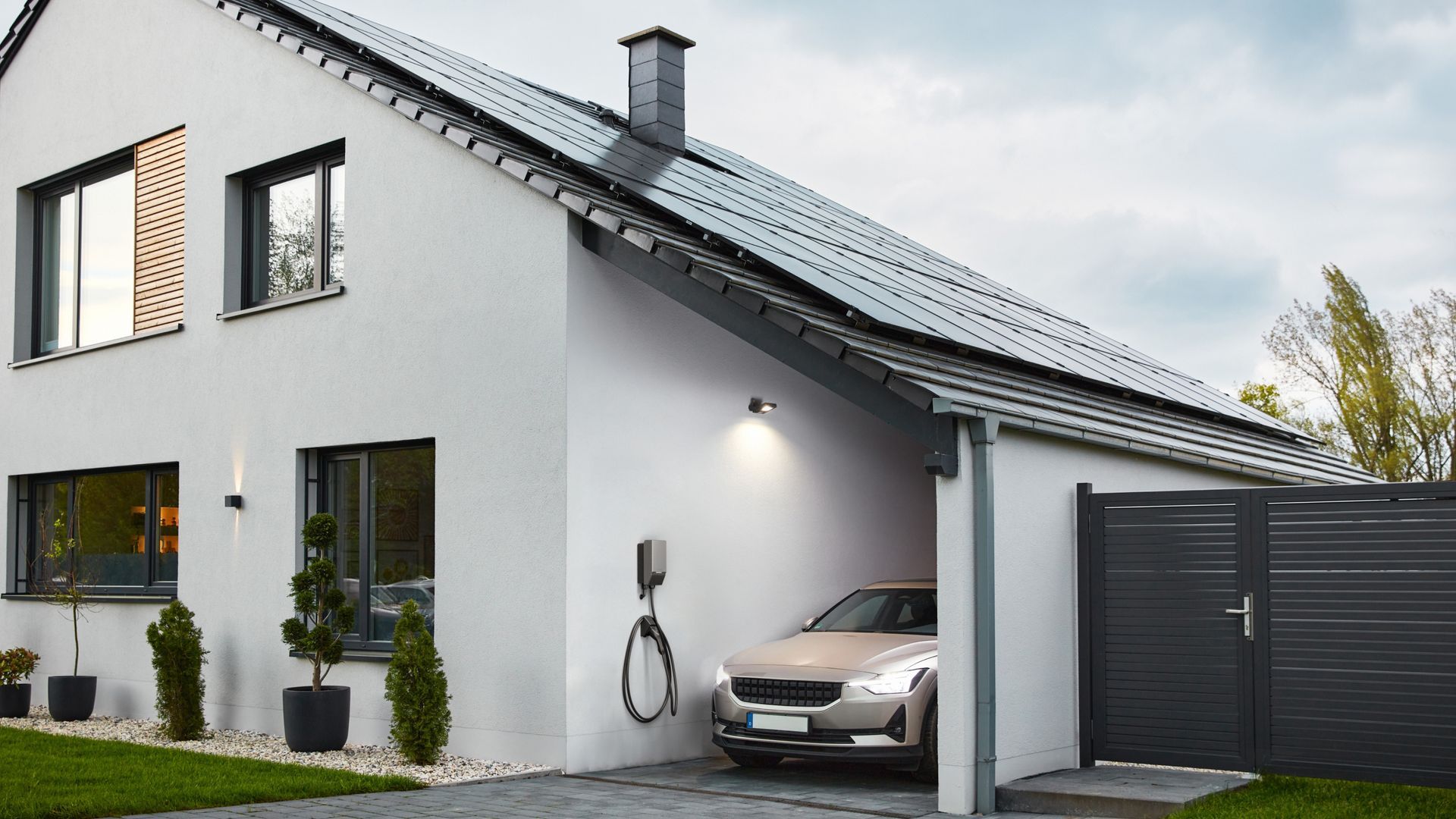 Haus mit Photovoltaik und Wallbox