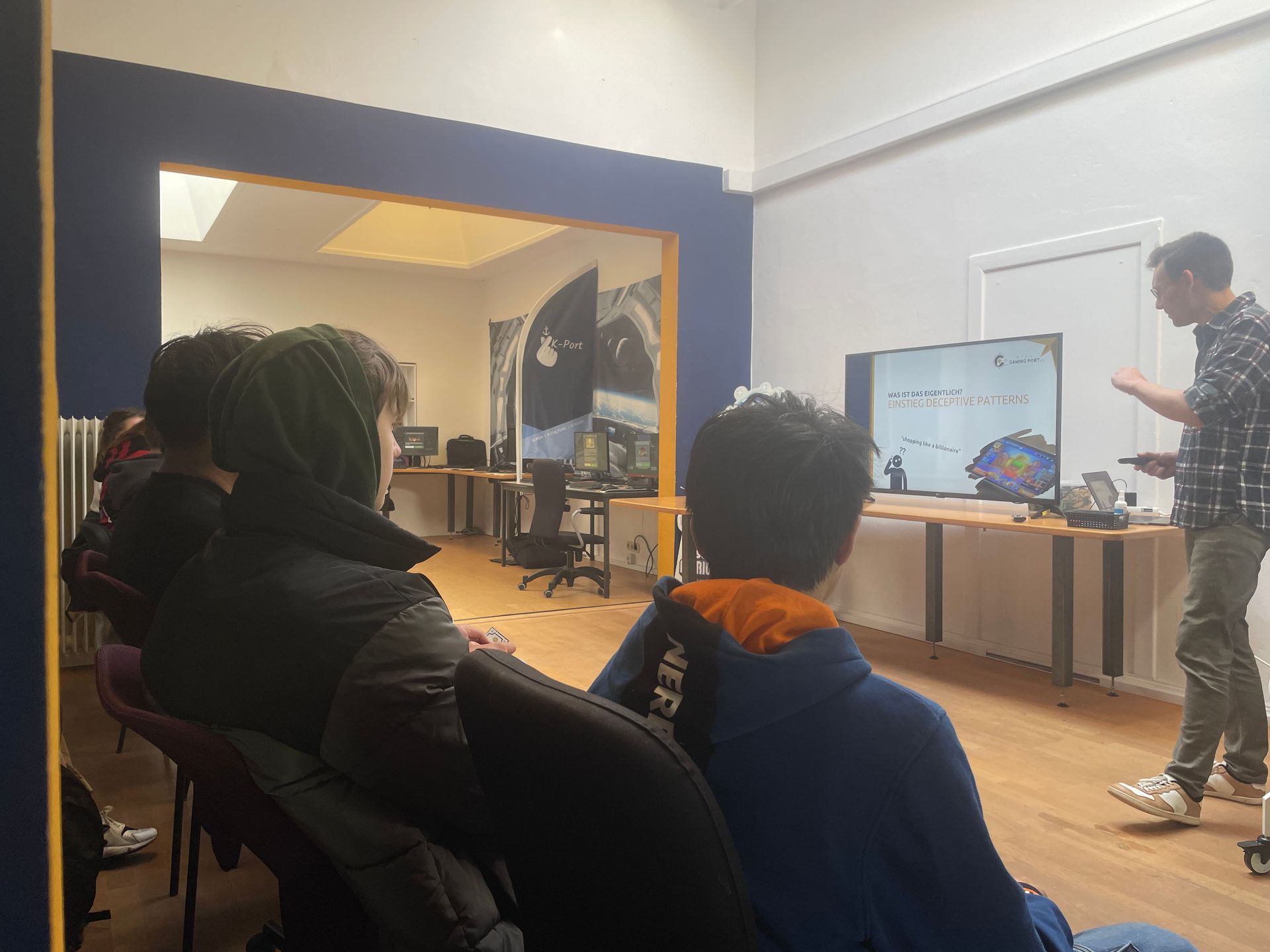 Jungendliche, die einem Vortrag zuhören.