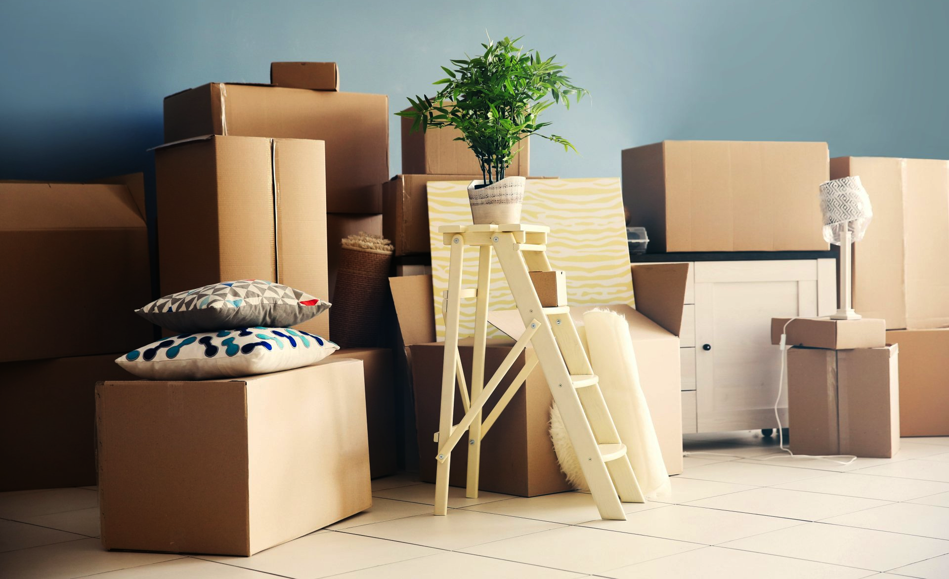 Umzug mit Kind Karton packen