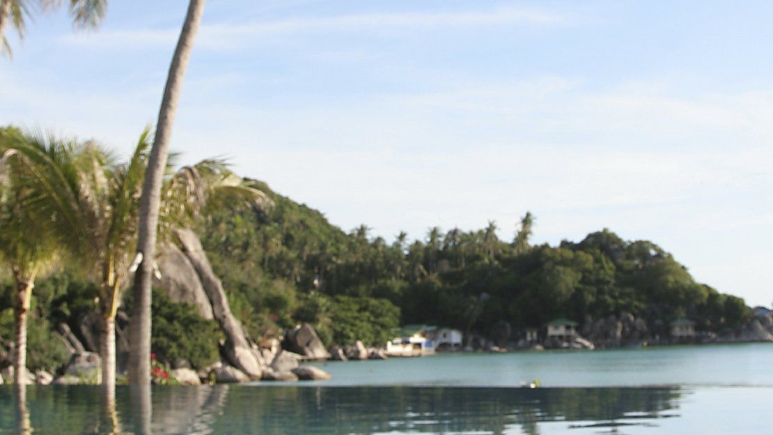 Yachtcharter Brasilien, Katamaran vor der Kolonialstadt Paraty