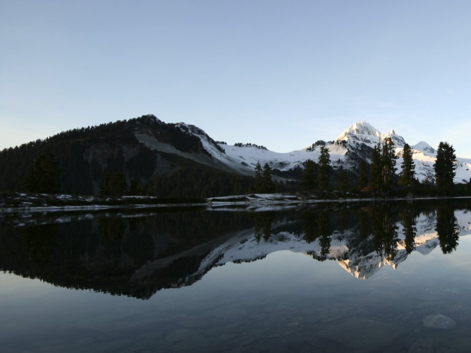 Hausbooturlaub in Kanada, Blick auf einen See und schneebedeckte Berge