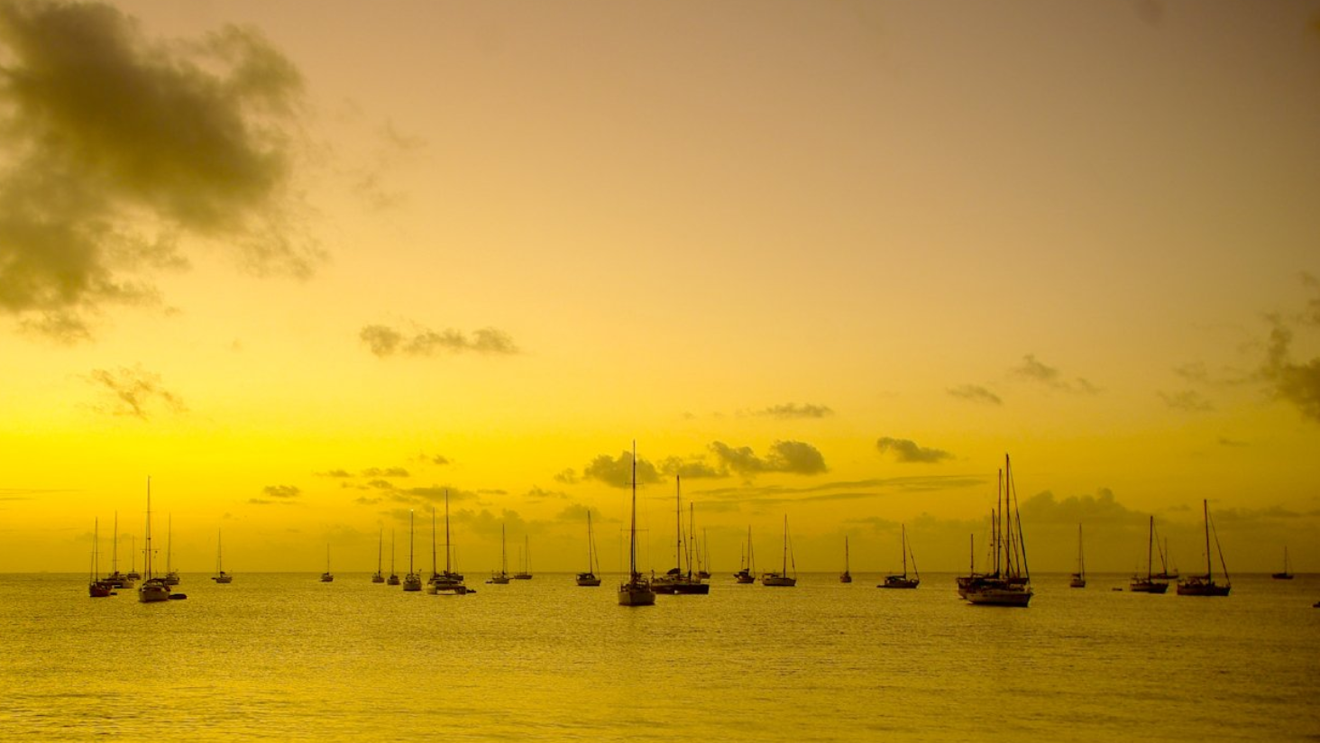 Blick auf eine Bucht im Sonnenuntergang mit zahlreich ankernden Schiffen