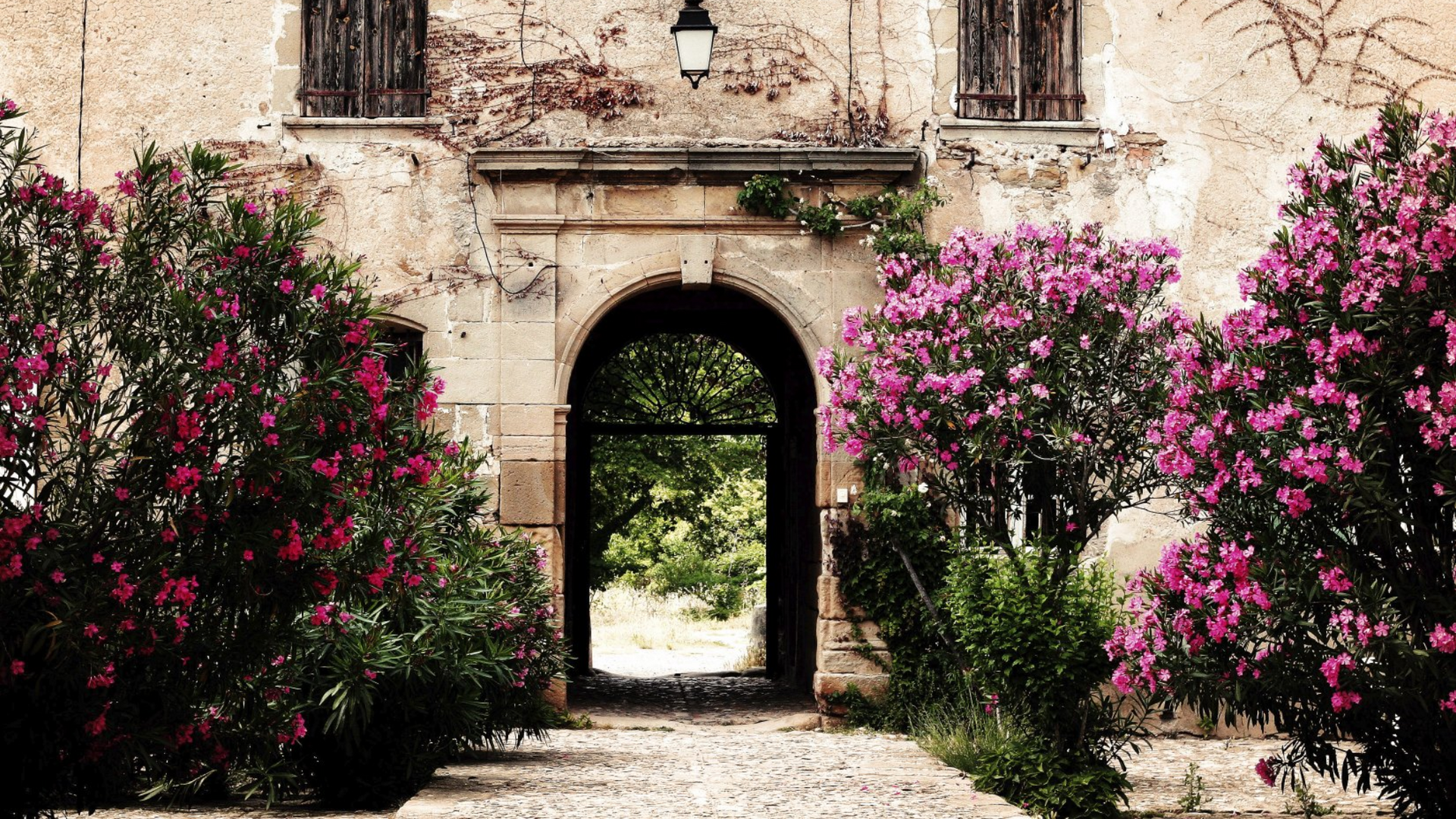Hausbootferien in der Bretagne, Blick auf ein Haus aus Zeiten Napoleons
