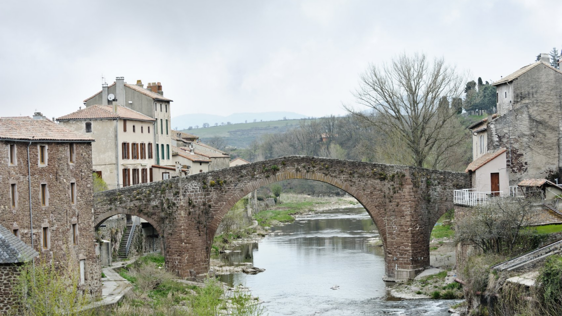 Hausbootferien Charente, Blick auf eine alte Brück und Fluss
