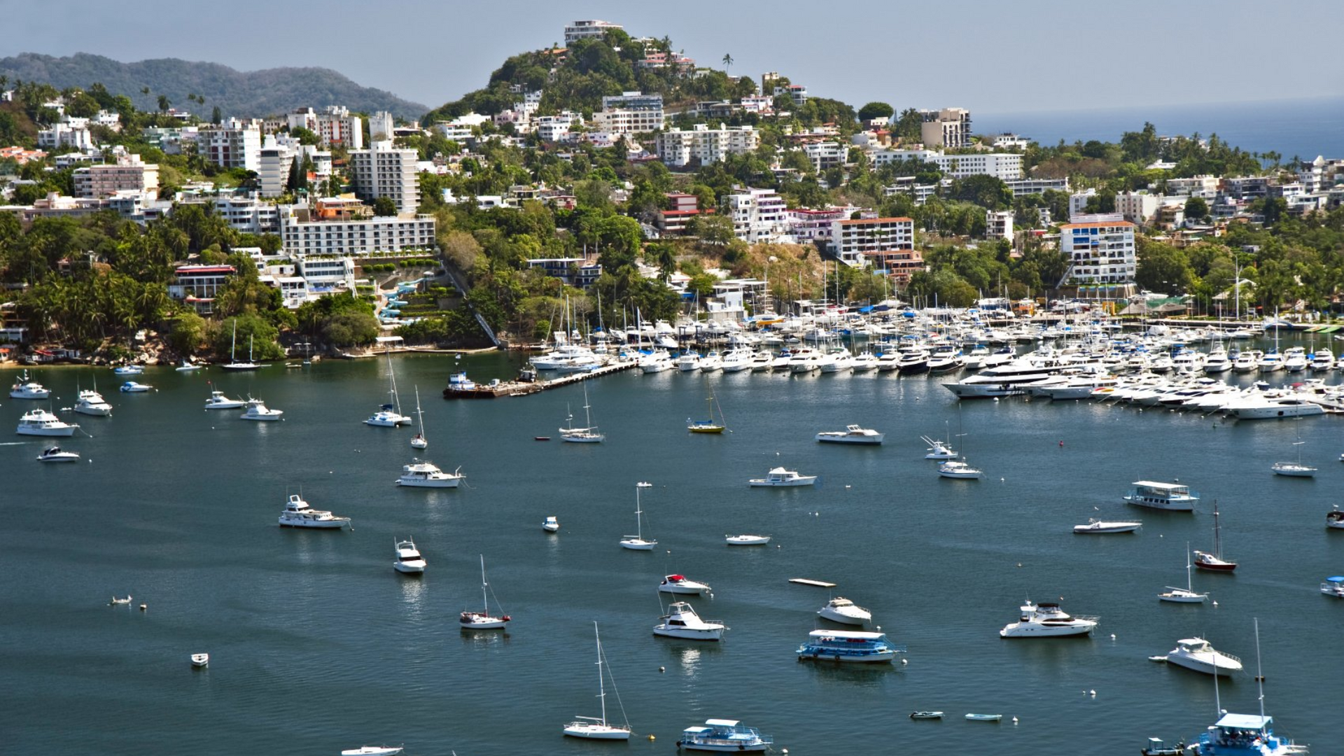 Bucht mit Yachthafen und ankernden Yachten