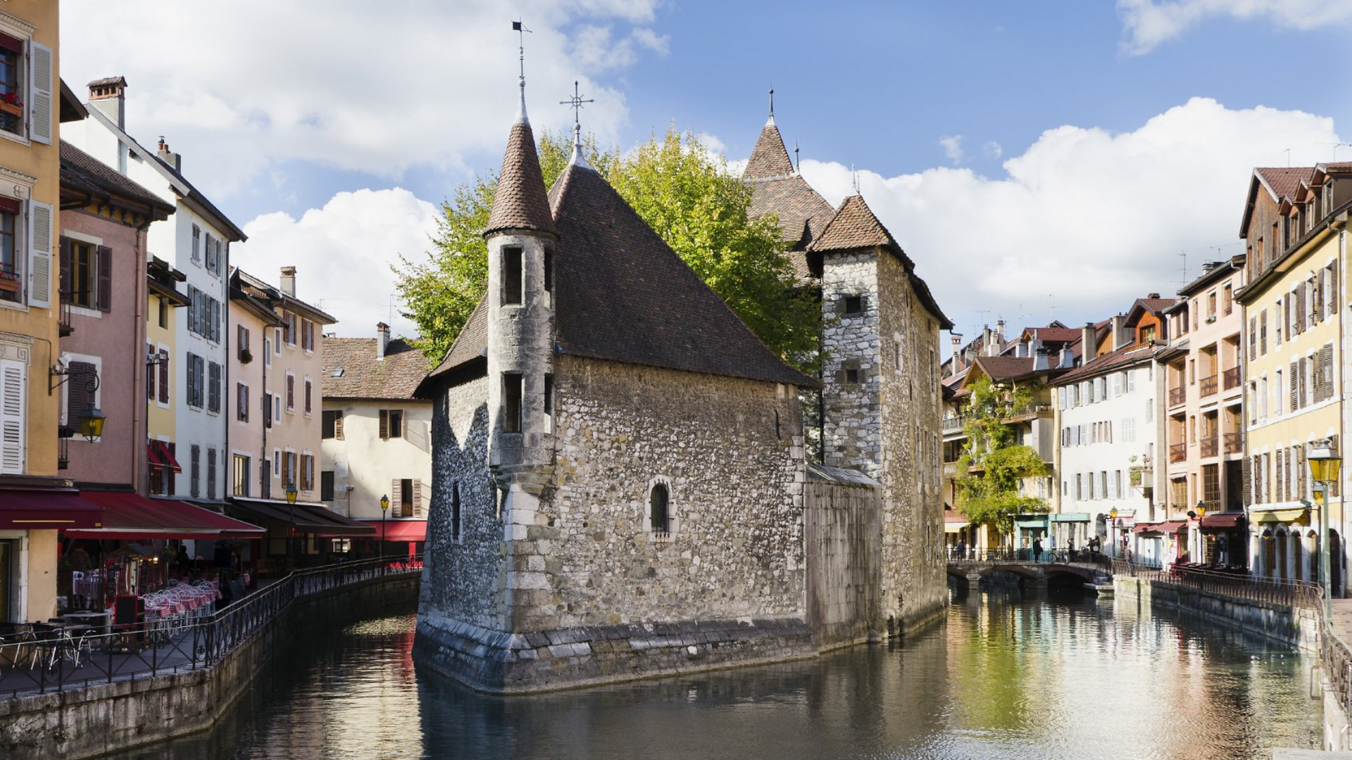 Hausbootferien im Tal der Saone, Blick auf ein Fluss in einem Dorf