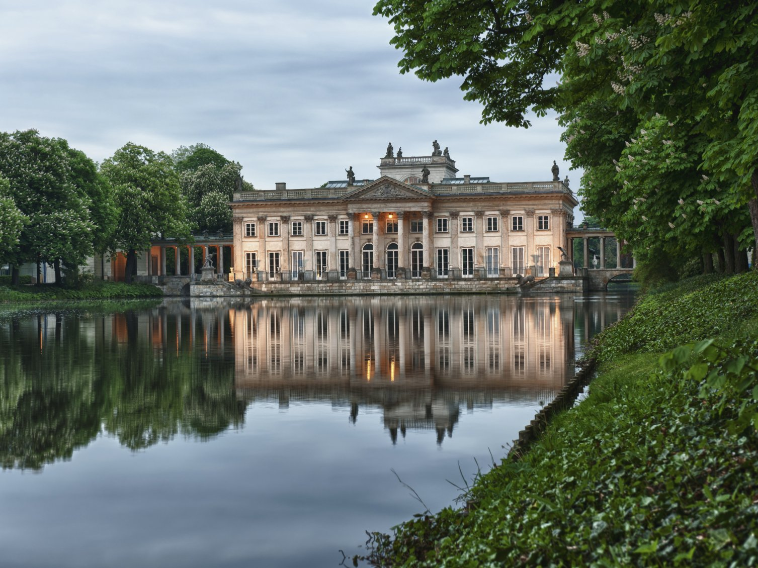 Hausbootferien in Polen, Blick auf ein Schloss am See