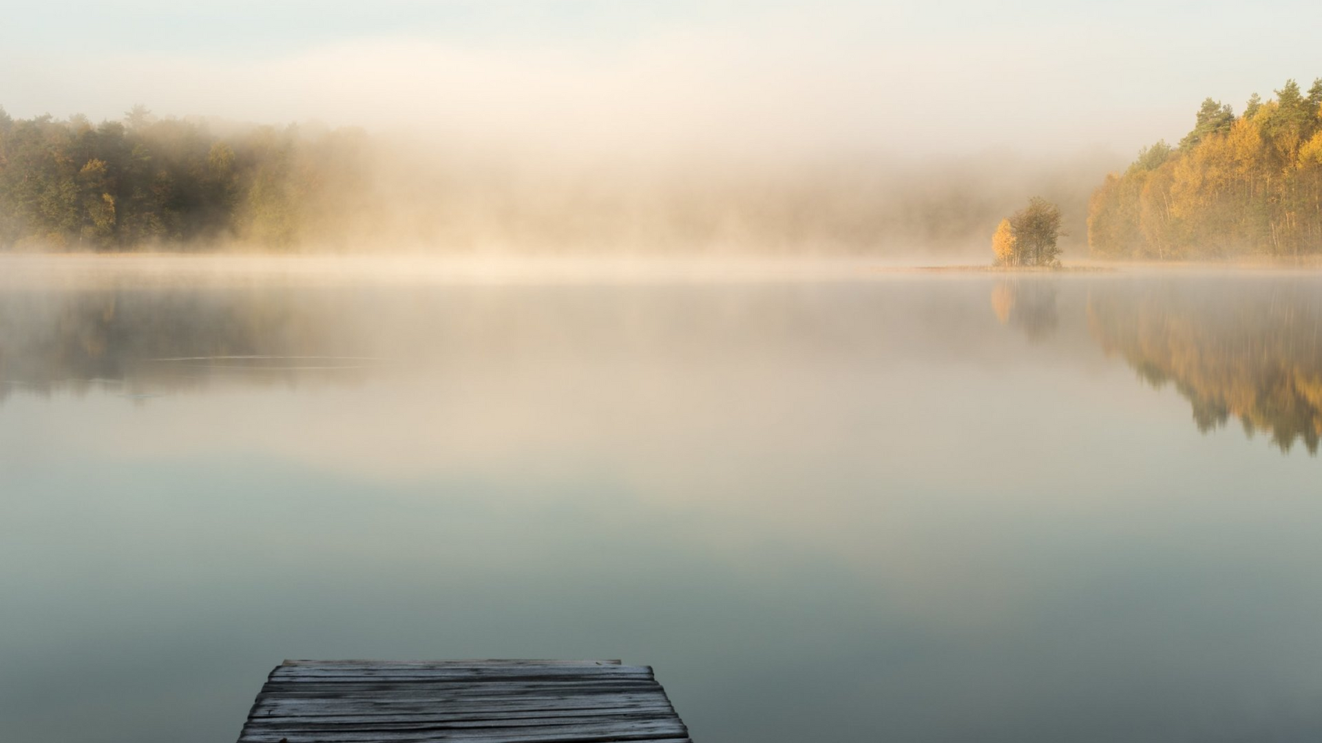 Hausbootferien in Polen, Blick auf einen See im Nebel