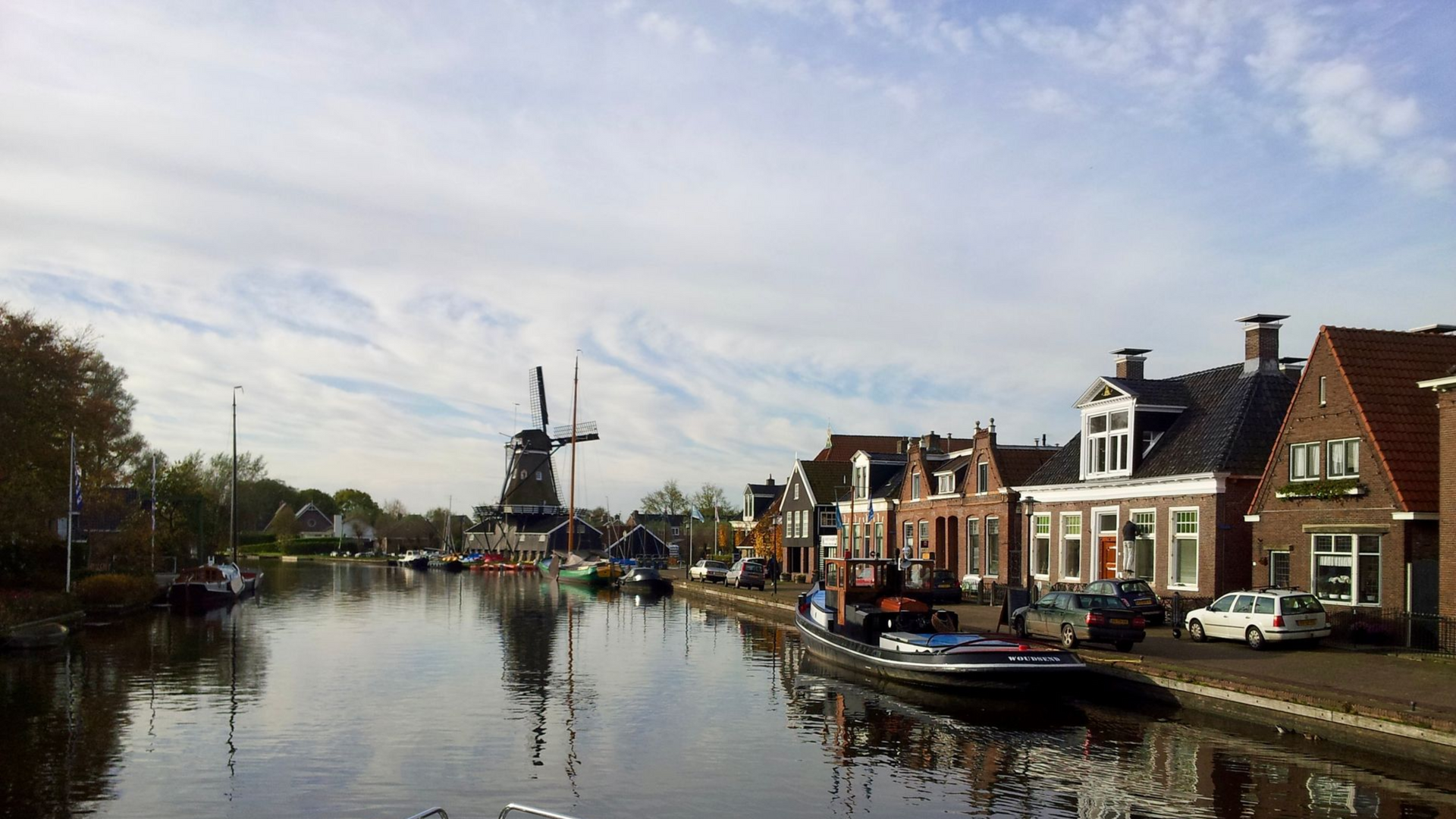 Hausbootferien in Friesland, Boote vor dem Ort Woudsend