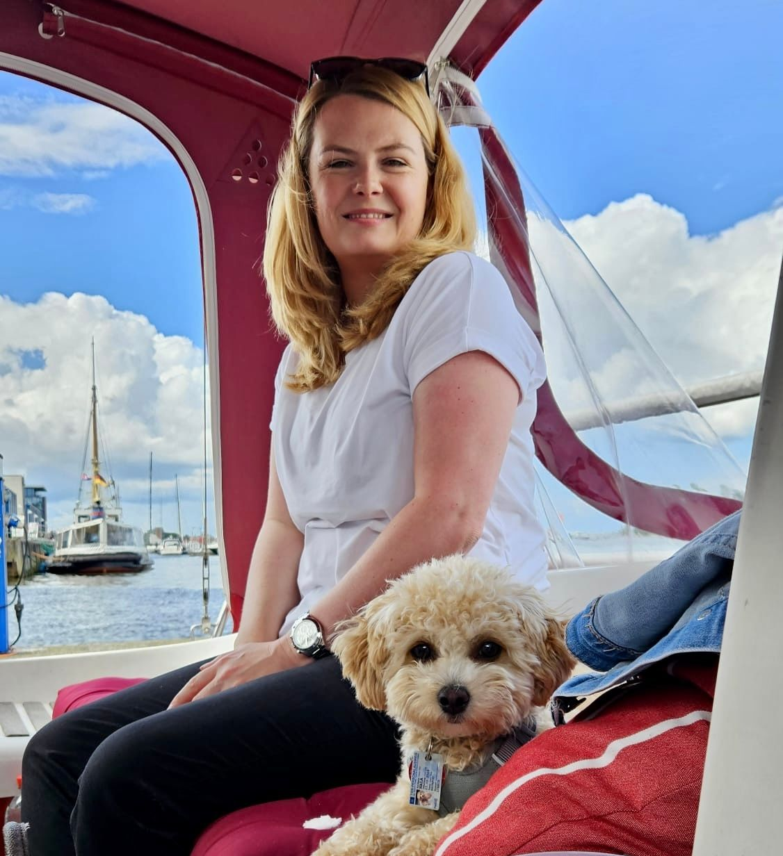 Geschäftfüherin Aline Pfann-Kregel und Bootshund Nala