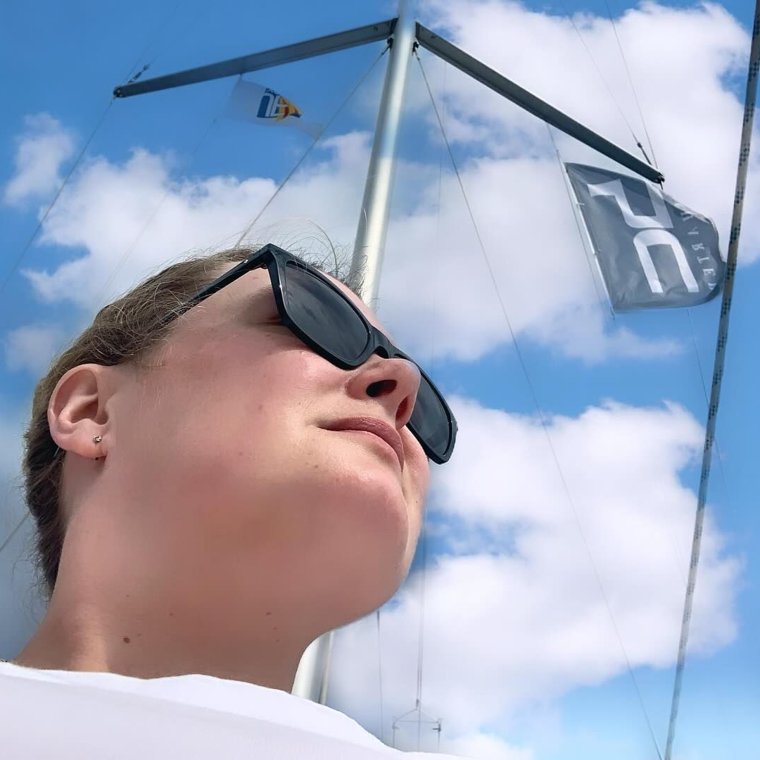 Aline mit Blu-Charter-Flagge