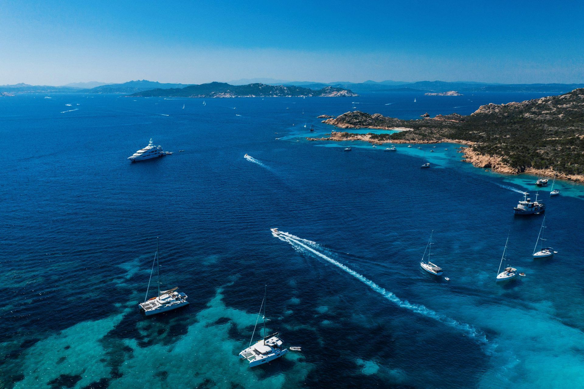 Boomerang Charter Sardinien — Segelyachten und Katamarane im La Maddalena-Archipel