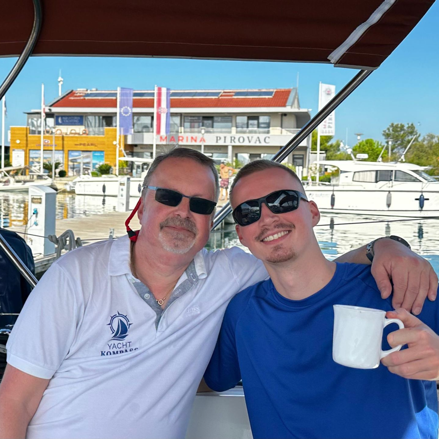 Crewfoto mit Blu Charter Kunden