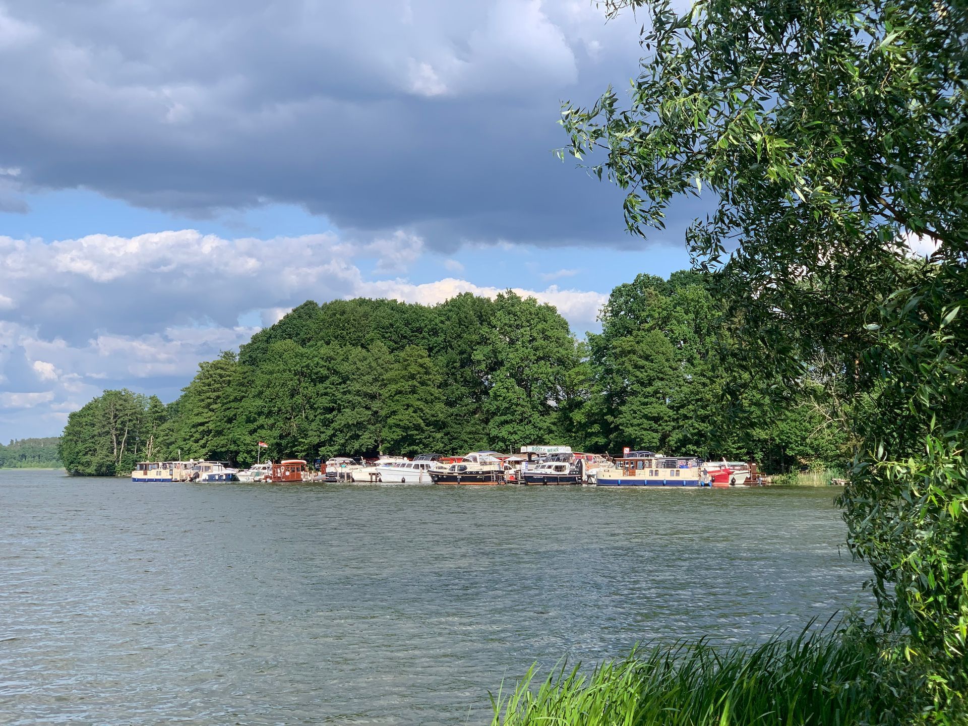 Hausbootferien Mecklenburger Seenplatte und Brandenburg, Blick auf den Anleger