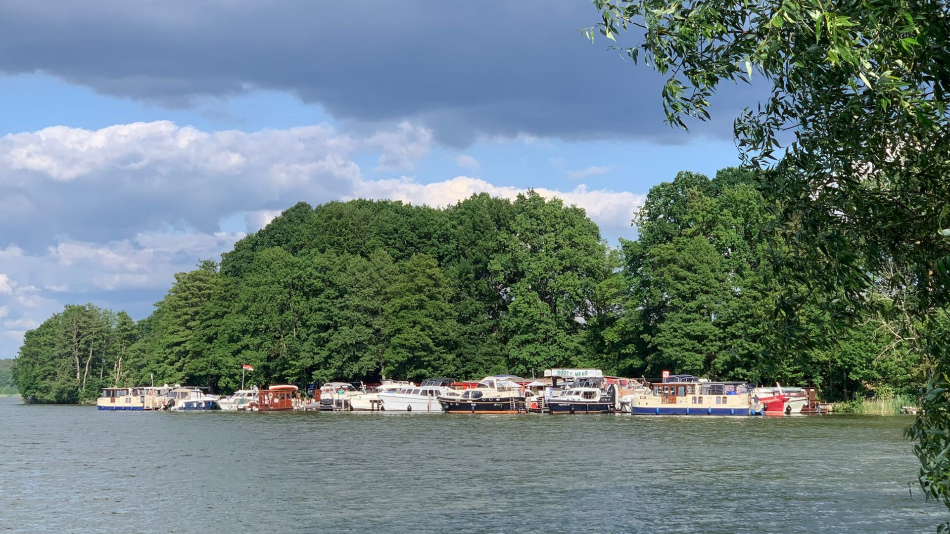 Hausbooturlaub in Mecklenburg — Boot auf einem See der Seenplatte