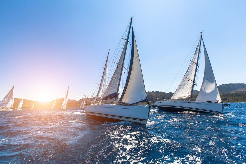 Regattatörns buchen im Mittelmeer und der Karibik