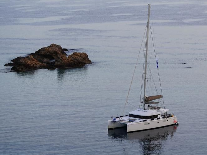Segelurlaub auf einem Katamaran, hier ankerend in einer Bucht