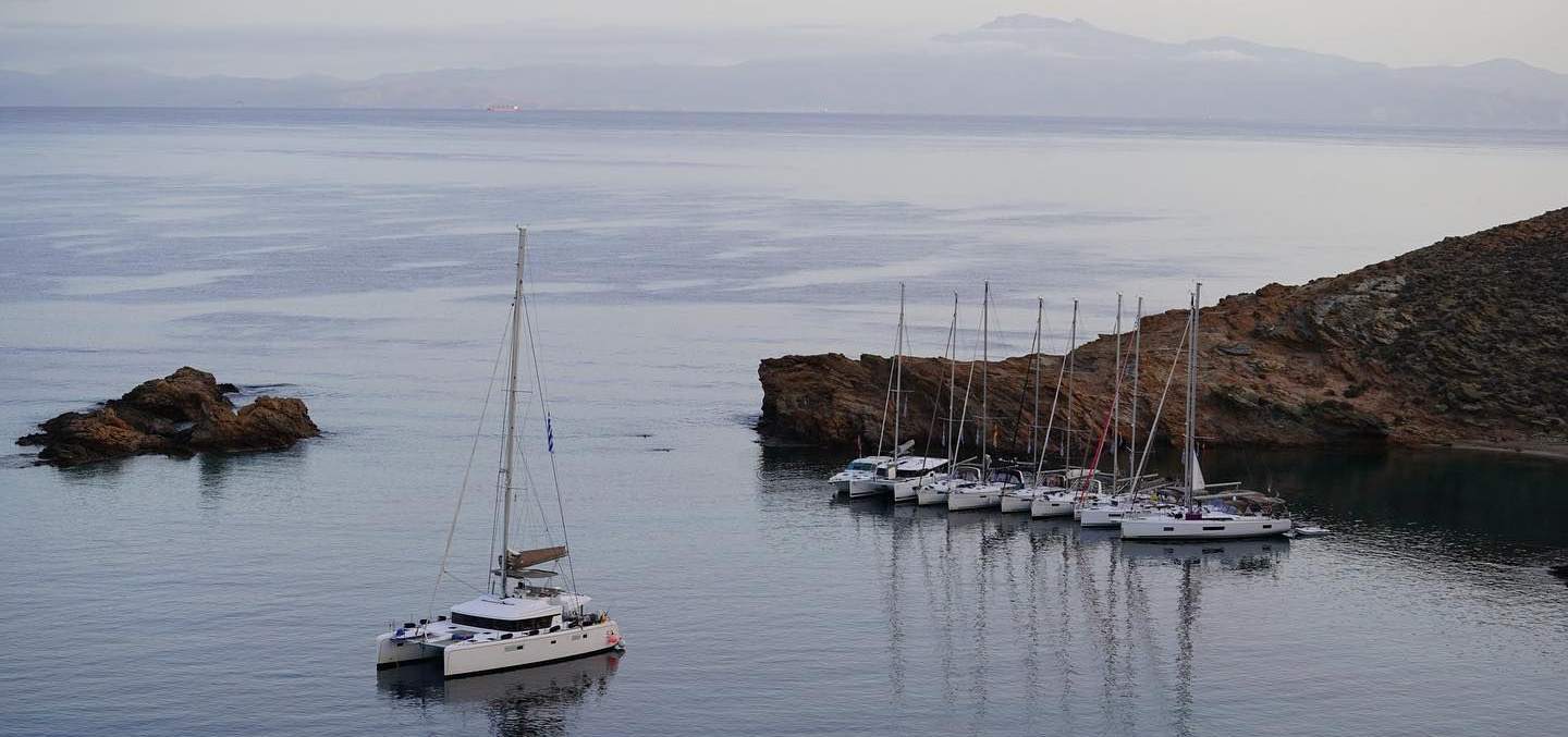 Segelyachten und Katamaran in einer Bucht im Norden von Kea, Griechenland