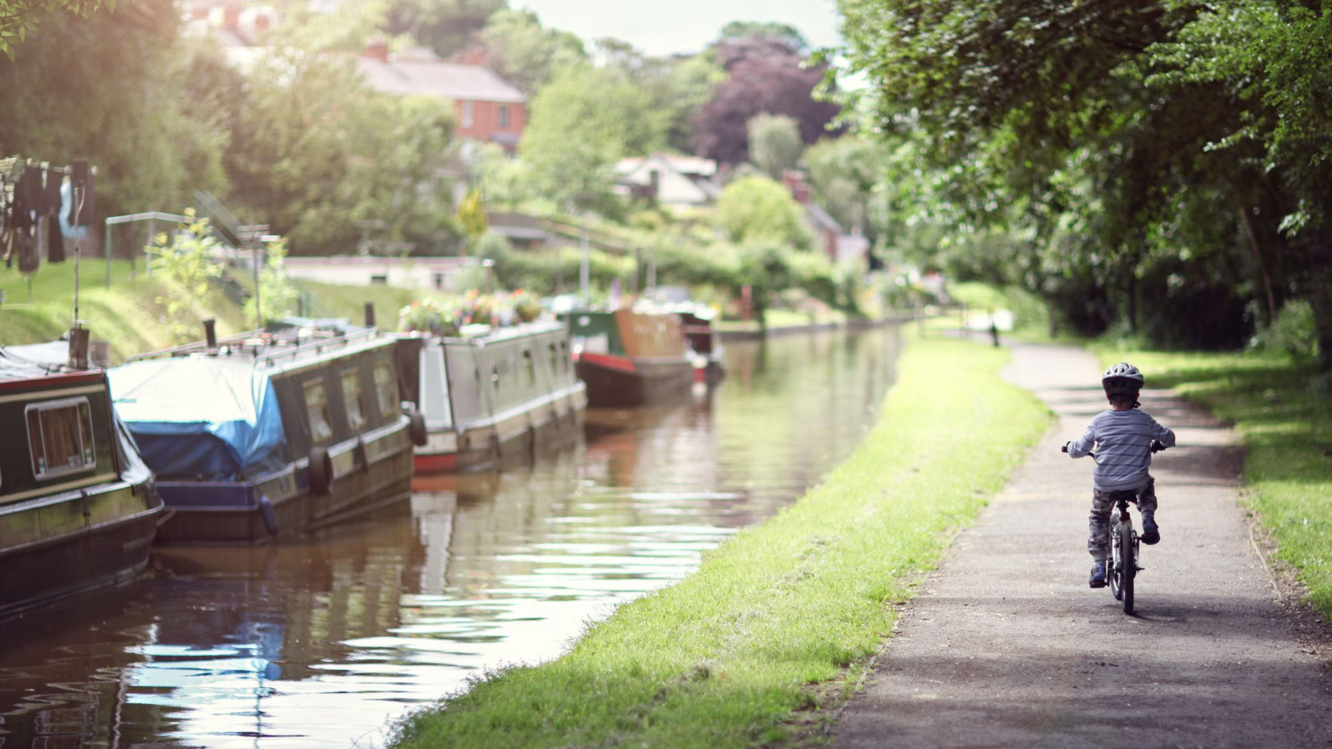 Hausbootferien auf dem Canal du Midi, Blick auf den Kanal und ein radfahrendes Kind