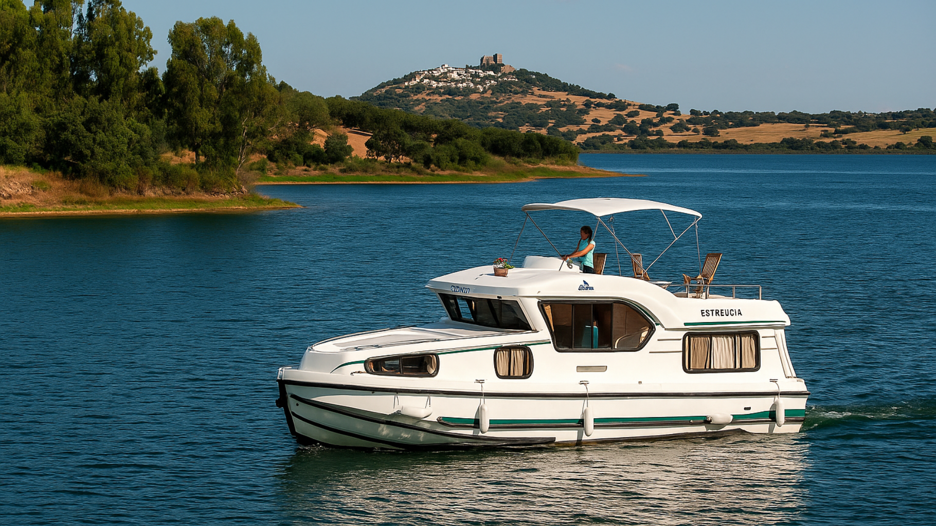 Hausbootferien in Portugal, KI-generiertes Foto eines Hausbootes auf den Grande Largo vor Amieira