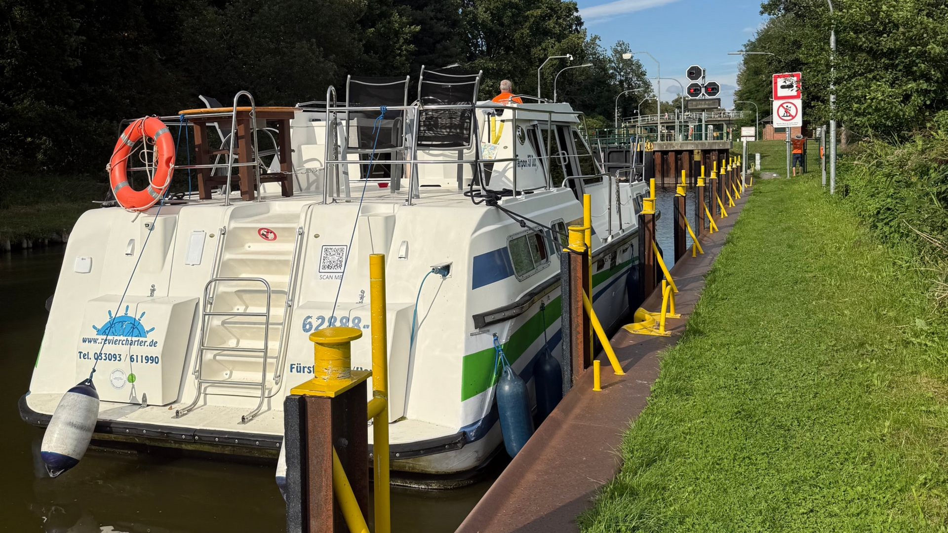 Hausbootferien Brandenburg, Hausboot vor der Schleuse