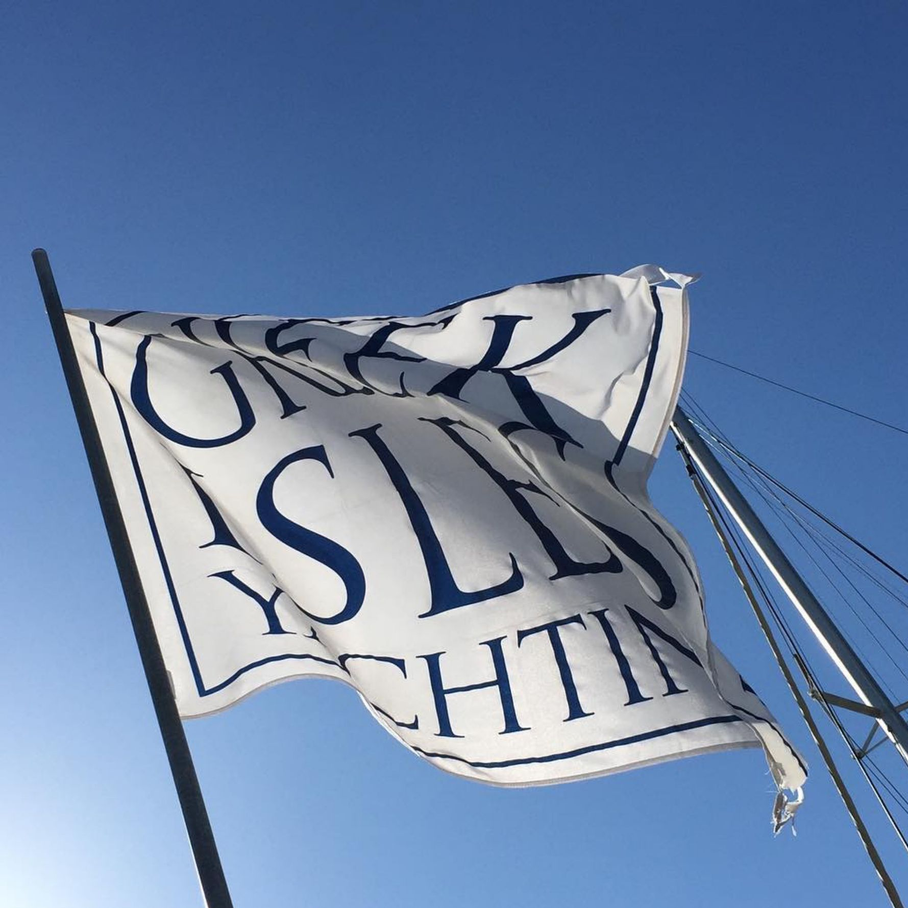 Yachtcharter Athen, Greek Isles Yachting Flagge mit Logo